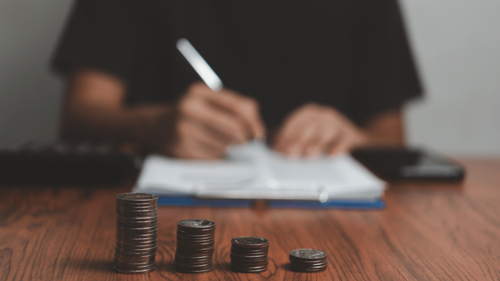 Person studying strategies for managing debt in Germany, highlighting key tips for effective personal finance.
